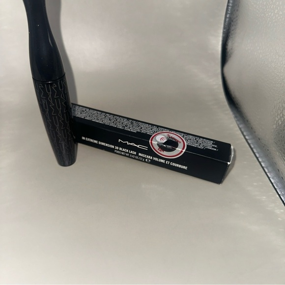 MAC Black Mascara- long lasting Dramatic - Picture 1 of 3